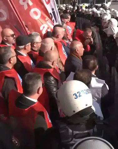 Polis Ekipleri, TBMM Önünde Eylem Yapmak İsteyen Grubu Ablukaya Aldı