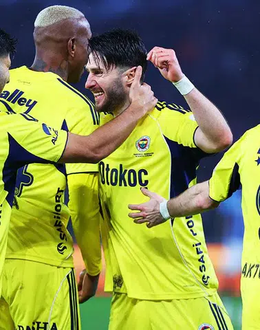 Fenerbahçe, Trabzonspor'u Deplasmanda Mağlup Ederek Zirve Yarışında Öne Geçti Mi?