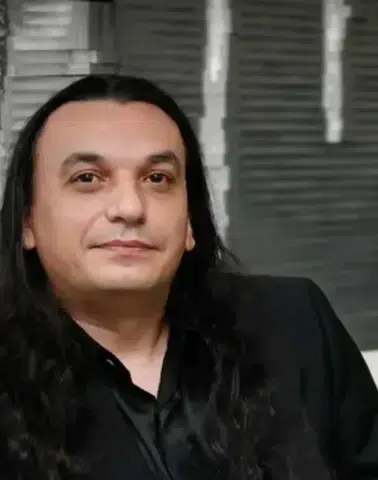 Gökhan Kırdar Kimdir? Müzik Kariyeri, Yaşı ve İkonik Eserleri Hakkında Bilgiler