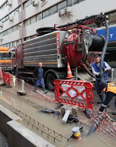 İzmir Büyükşehir Belediyesi, Kuvvetli Yağış Sonrası 412 İş Makinesi ve 1365 Personel ile Sahada