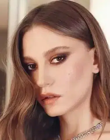 Serenay Sarıkaya Kimdir, Kaç Yaşında, Nereli? Ünlü Oyuncunun Kariyeri, Oynadığı Diziler ve Hayatı