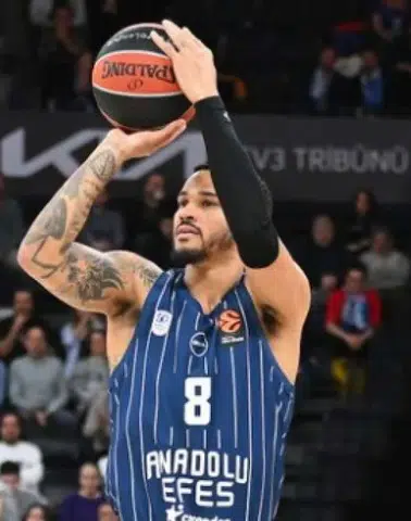 Anadolu Efes, Virtus Bologna'yı 91-60 Mağlup Ederek Üst Üste Üçüncü Galibiyetini Aldı mı?