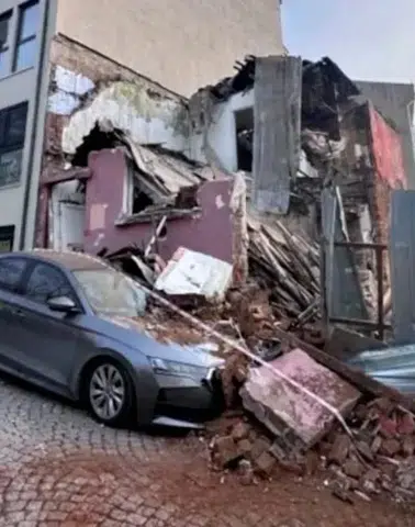 Beşiktaş'ta Metruk Bina Park Halindeki Aracın Üzerine Neden Çöktü?