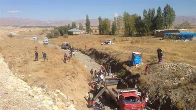Hakkari’de kamyon devrildi! 66 yaralı