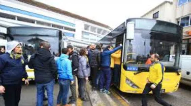 Fenerbahçe taraftarları otübüsün camlarını indirdi