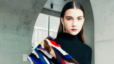 Rus model 13 saatlik defileye dayanamadı