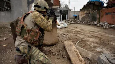 Komandolar Afrin'e girdi. Mehmetçik teröristlere nefes aldırmıyor