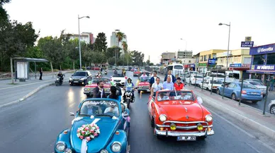 Adana'da sevgi korteji halkla buluştu