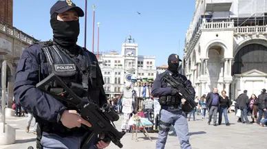 İtalya'da rehine krizi 20 öğrenci rehin alındı