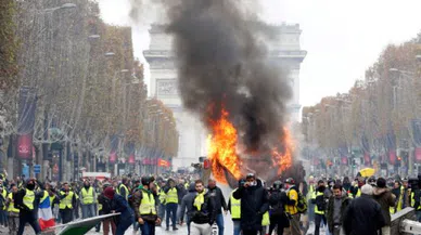 Paris'de olaylı cumartesi; caddelerde şiddet kol geziyor