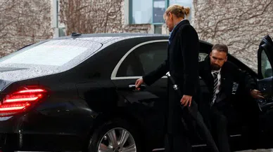 İngiltere Başbakanı Theresa May Araç İçinde Mahsur Kaldı!