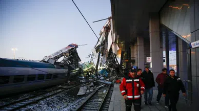 Ankara'da Yüksek Hızlı Tren Klavuz Tren Çarpıştı 43 Yaralı 4 Kişi Hayatını Kaybetti