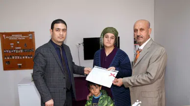 Mertcan'ın karnesini annesi ve kardeşi aldı