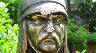 Maçka Parkı'nda büstlere baltayla saldırdı