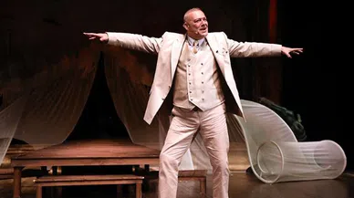 Levent Üzümcü'nün Şehir Tiyatrolarına Dönüşü Muhteşem Oldu