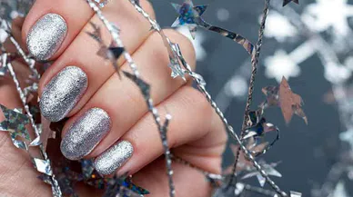 Pratik ve Hızlı, 1 Dakikada Simli Oje Yapımı