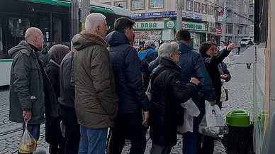 Kocaeli’de Lokma Dağıtarak İlginç Hisse Protestosu