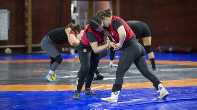 Kadın güreşçiler Bolu’da şampiyonluk için hazırlanıyor