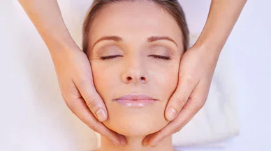 Yüz masajı gerçekten kırışıklıkları azaltabilir mi