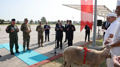 Erdoğan: Kahraman ordumuzun bayramını yürekten kutluyorum