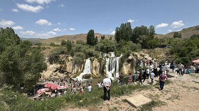 Van’daki Muradiye Şelalesi bayramda turist akınına uğradı