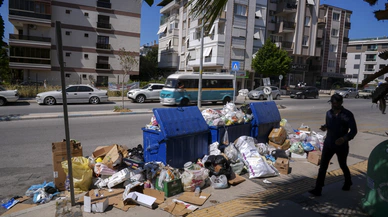 Buca'da Belediye işçileri işi durdurdu, çöp krizi yaşandı