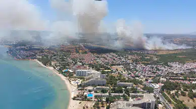 Akbük’te çıkan yangına müdahale sürüyor