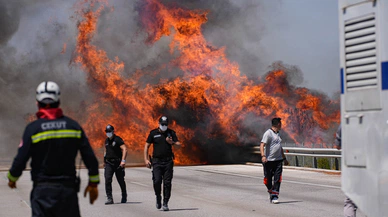 Çeşme’deki yangın ulaşımı etkiledi, otoyol trafiğe kapatıldı