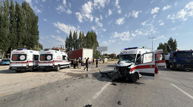 Ankara’da ambulans ve tır kavşakta çarpıştı