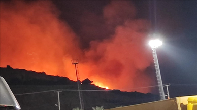 Çeşme’deki orman yangınına havadan müdahale sürüyor