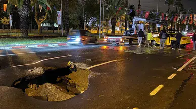 Kuvvetli Sağanak İstanbul'u Vurdu: Vatan Caddesi'nde Yol Çöktü