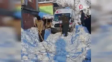 Ambulans Hastaya Ulaşsın Diye Vatandaşlar Küreklerle Seferber Oldu