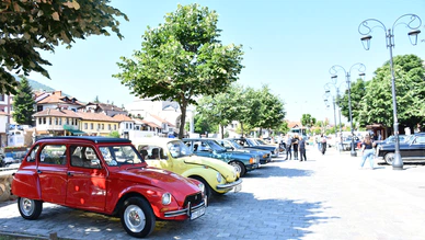 Kosova’da 100 yıllık otomobiller sergilendi