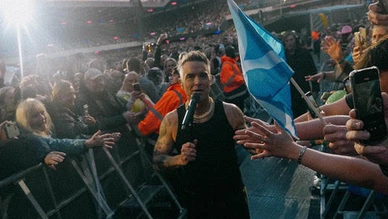 Robbie Williams ilk kez Türkiye’de sahneye çıkacak!