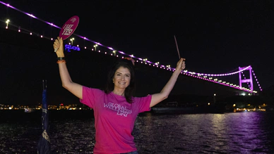 İstanbul FSM Köprüsü iyi yaşam günü için ışıklandırıldı