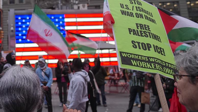 Times Meydanı’nda İran ve Filistin için protesto