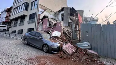 Beşiktaş'ta Metruk Bina Park Halindeki Aracın Üzerine Neden Çöktü?