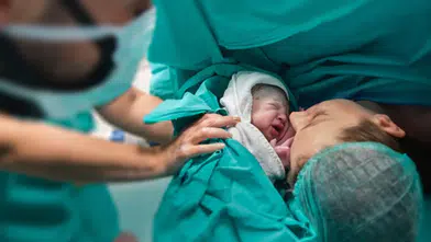 Oxford'da Ebe Panikleyince Baba Kendi Bebeğini Doğurdu Mu?