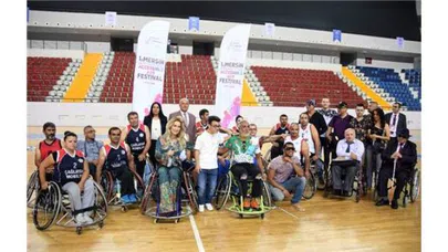 Tarık ve Sema tekerlekli sandalyede basketbol oynadı