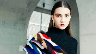 Rus model 13 saatlik defileye dayanamadı