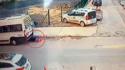 Servis Aracı Geri Geri Manevrada Anne ve Çocuğu Fark Etmedi