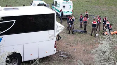 Yolcu otobüsü devrildi: Çok sayıda ölü var