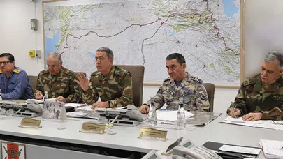 Komutanlar harekatı karargahtan izliyorlar