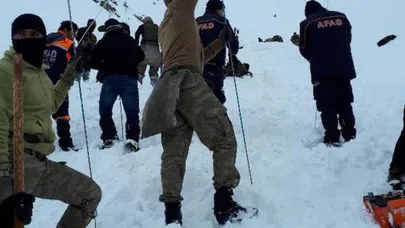 Operasyona giden askerlerin üzerine çığ düştü