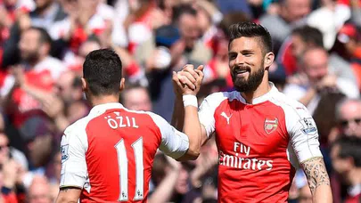 Arsenal'de Giroud gitti, Mesut kaldı