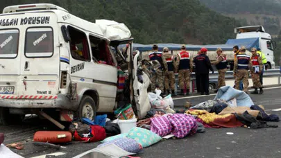 Kahramanmaraş'ta minibüs kamyonun altına girdi