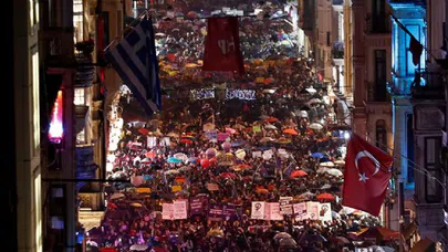 İstiklal caddesini doldurdular bir ağızdan haykırdılar: Biz buradayız