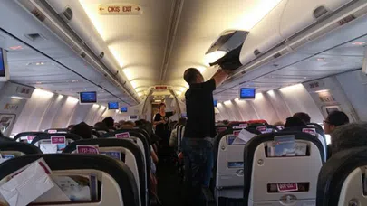 TGS personeli uçakta bulduğu serveti görevlilere teslim etti