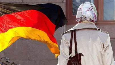 Almanlar başörtülü öğretmeni istemedi