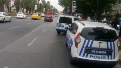 Sokak ortasında deste deste para saçtılar